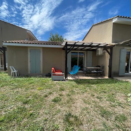 Maison Plain Pied Avec Climatisation Dans Une Residence Privee Avec Piscine Saint-Saturnin-lès-Avignon Exterior photo