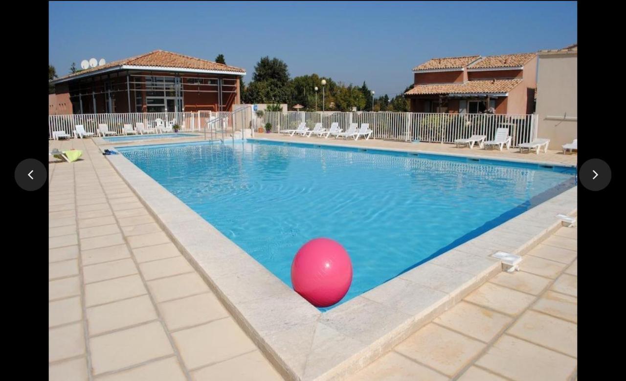 Maison Plain Pied Avec Climatisation Dans Une Residence Privee Avec Piscine Saint-Saturnin-lès-Avignon Exterior photo